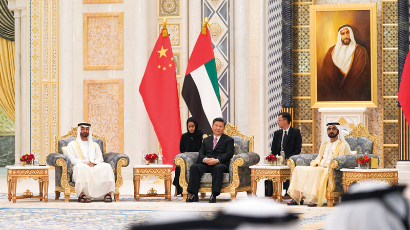 محمد بن راشد ومحمد بن زايد خلال استقبالهما الرئيس الصيني في قصر الرئاسة بأبوظبي. وام