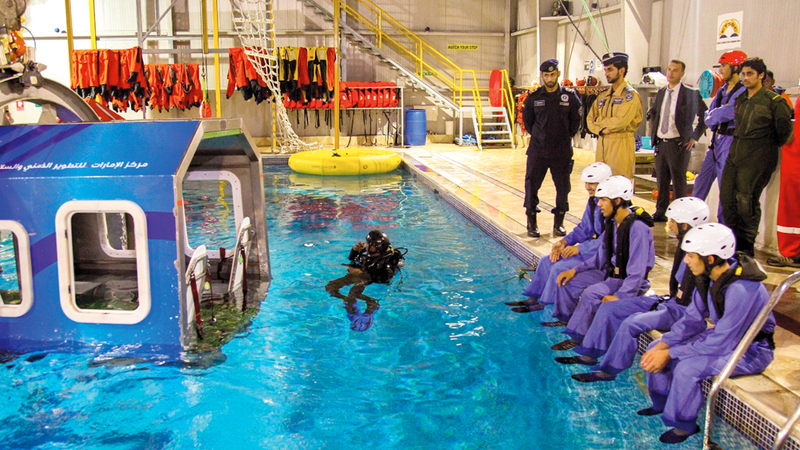«طيارو المستقبل» يتدربون على الخروج من الطائرة تحت الماء