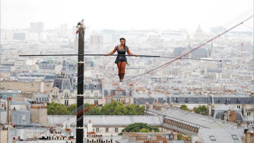 بالصور.. فرنسية متهورة تمشي على ارتفاع 35 متراً