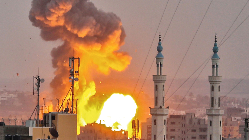 ألسنة اللهب تتصاعد جرّاء القصف الإسرائيلي لأحد المواقع في غزة. أرشيفية