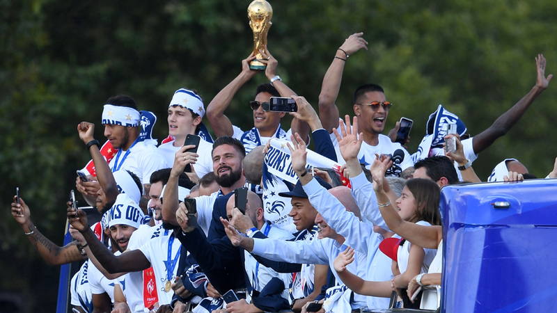 لاعبو فرنسا يحتفلون بالفوز بكأس العالم بعد العودة من روسيا. أ.ف.ب