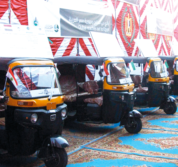 «طرق دبي» وزعت عدداً من الـ«توك توك» على أسر فقيرة. من المصدر