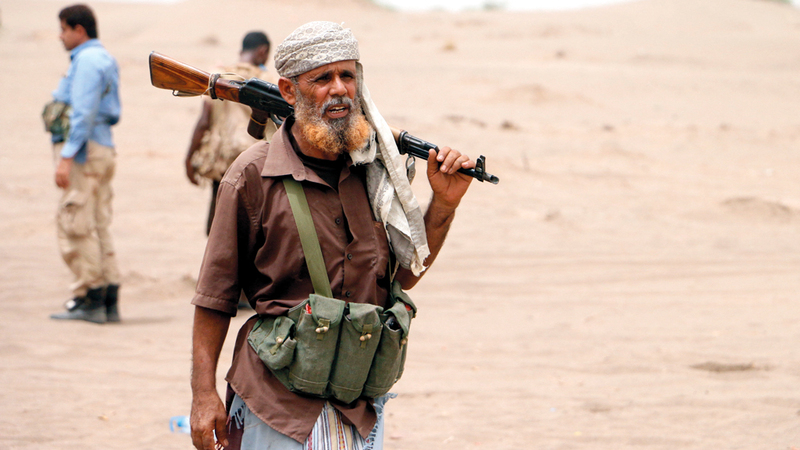 قوات التحالف تدمر زورقاً مفخخاً للحوثيين في الساحل الغربي لليمن