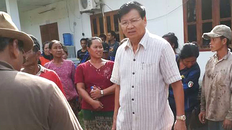 رئيس وزراء لاوس ثونغلون سيسوليث لدى زيارته أحد مراكز إيواء المشردين الذين غمرت بيوتهم المياه.  إي.بي.إيه