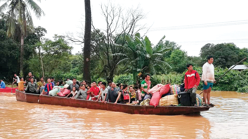 بعض من تم إنقاذهم.  أ.ف.ب