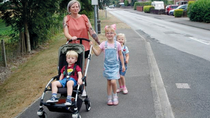 جيما هيدلي مع ابنتيها وابنها الصغير في طريقهم إلى المدرسة.  أرشيفية