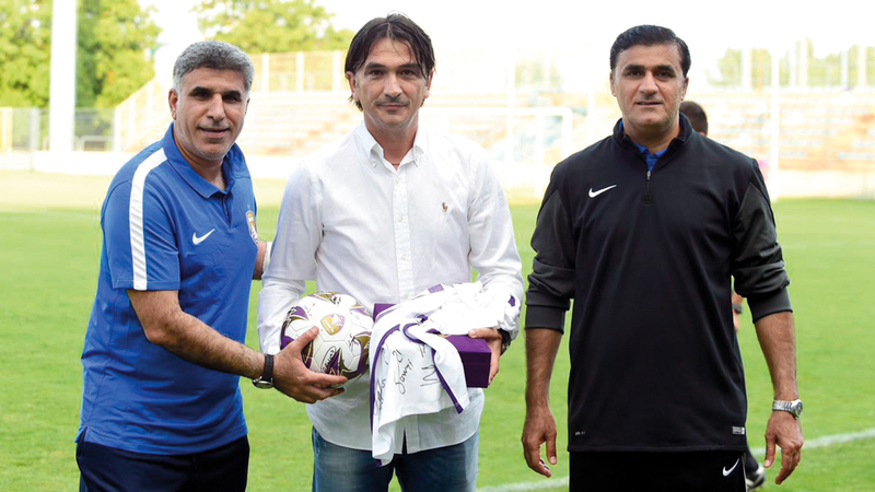 مدرب العين السابق زلاتكو يحرص على متابعة «الزعيم» في المعسكر الخارجي. من المصدر