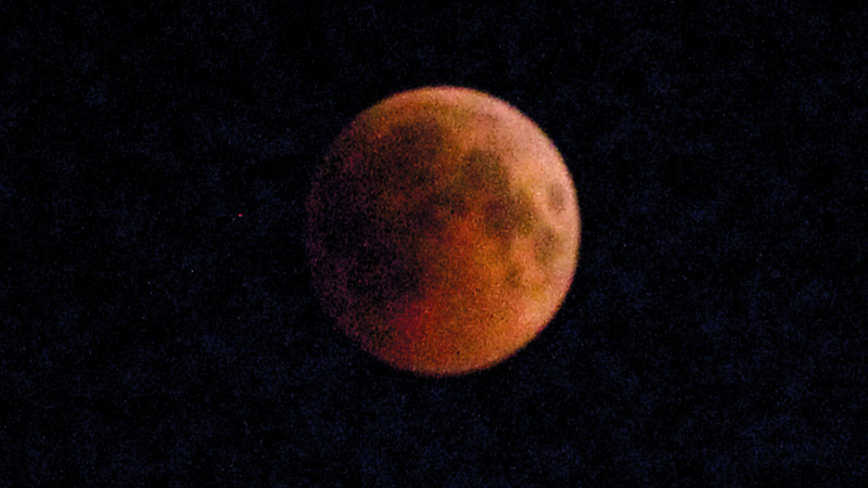 مراحل الخسوف السبعة استغرقت زمناً قدره ست ساعات و14 دقيقة تقريباً. من المصدر