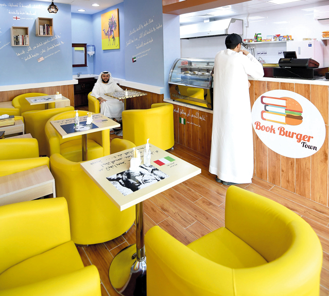 بجانب الوجبات الغذائية يقدّم المطعم وجبات ثقافية متمثلة في الكتب المتوافرة بالمكان. تصوير: إريك أرازاس