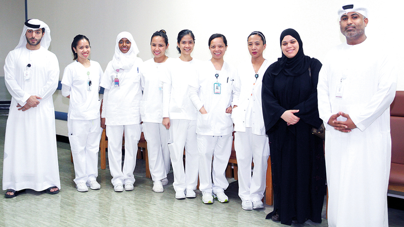 عدد من الموظفين والطواقم الطبية في استقبال وفد «مساندة». من المصدر