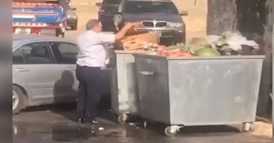 ما الذي يفعله شيف لبناني شهير في محتويات حاوية القمامة؟!