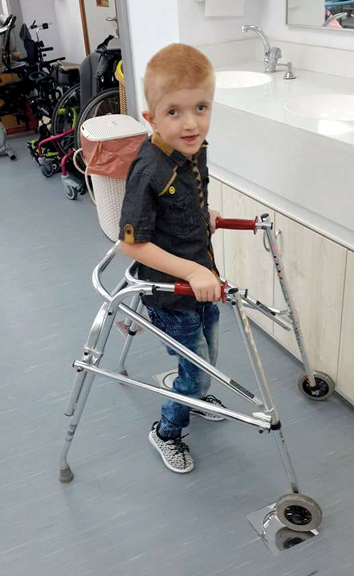 الطفل «يامن» يحتاج إلى جراحة  لإزالة دعامات بالساق