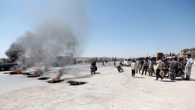 إطارات مشتعلة خلال تظاهرة احتجاج نظمها عمال احتجاجاً على رفع رسوم المعابر. أرشيفية