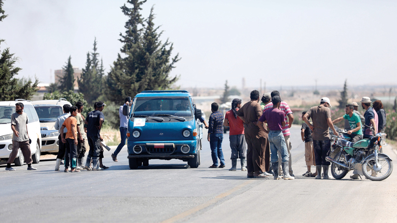 أصحاب مقالع الحجارة تظاهروا قرب بلدة بابيلا احتجاجاً على زيادة الرسوم التي تفرضها هيئة تحرير الشام على شاحنات نقل الحجارة من إدلب.  أ.ف.ب