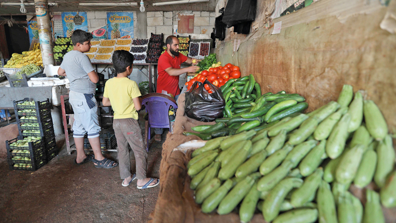 يرتفع سعر الخضار والفواكه باستمرار بسبب زيادة رسوم العبور.  أ.ف.ب