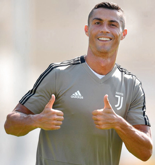 رونالدو في تدريبات «اليوفي» أمس. من المصدر