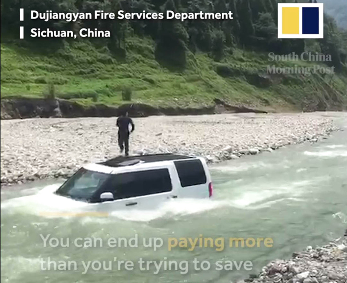 صيني يغسل سيارته الفارهة في النهر لتوفير المال