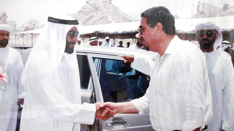 الشيخ زايد يصافح حمدي نصر. أرشيفية