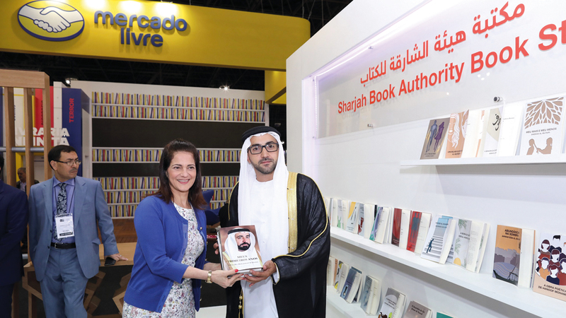 فاهم القاسمي يسلم السيدة الأولى لولاية ساو باولو نسخة من أحد إصدارات حاكم الشارقة باللغة البرتغالية. من المصدر