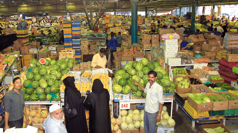 تجار خضراوات وفاكهة يطالبون بإعفاء سلاسل التوريد من «القيمة المضافة»