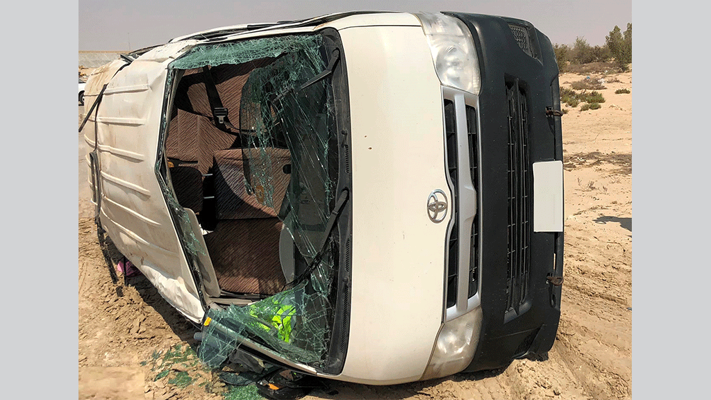 إصابة 6 أشخاص بحادث تدهور حافلة عمال في أبوظبي