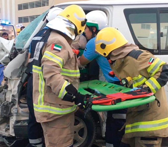إنقاذ 3 آسيويين انحصروا داخل مركبة بعد حادث تصادم