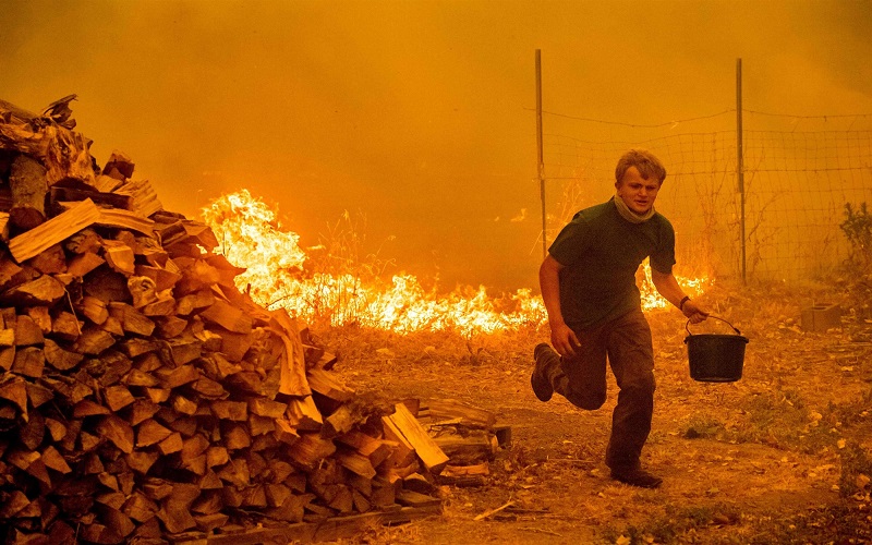 بالصور.. كاليفورنيا تكافح أكبر حريق في تاريخها