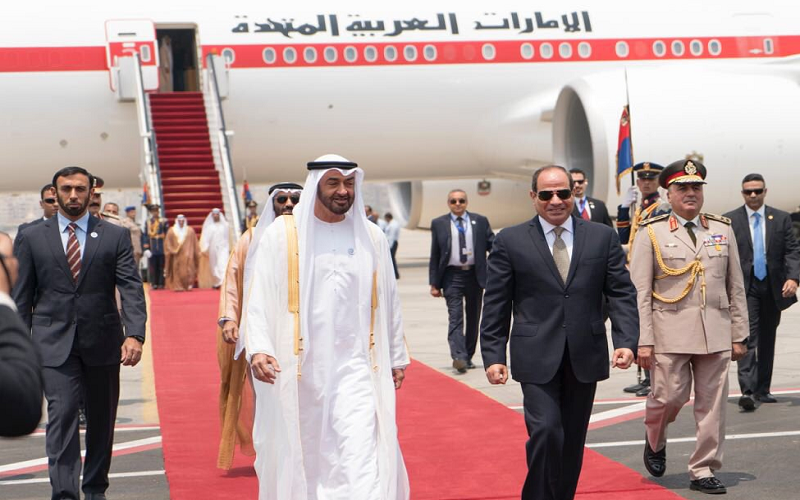 محمد بن زايد يصل القاهرة و الرئيس المصري في مقدمة مستقبليه