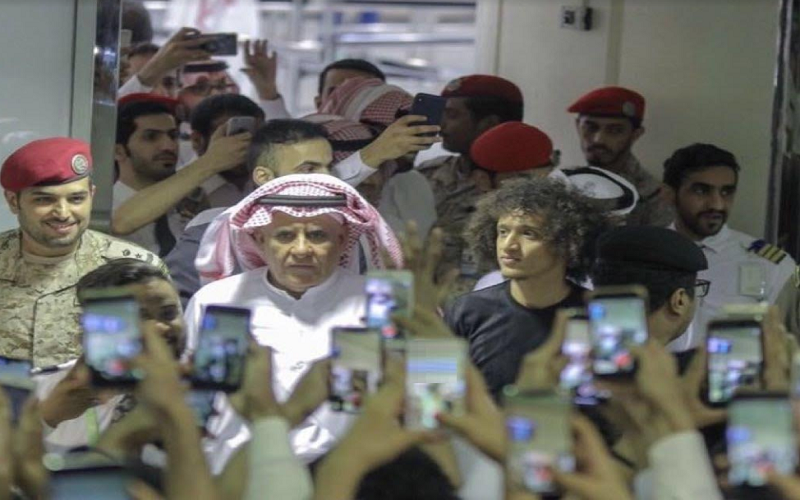 بالفيديو.. استقبال حافل من جمهور الهلال لعموري في مطار الرياض