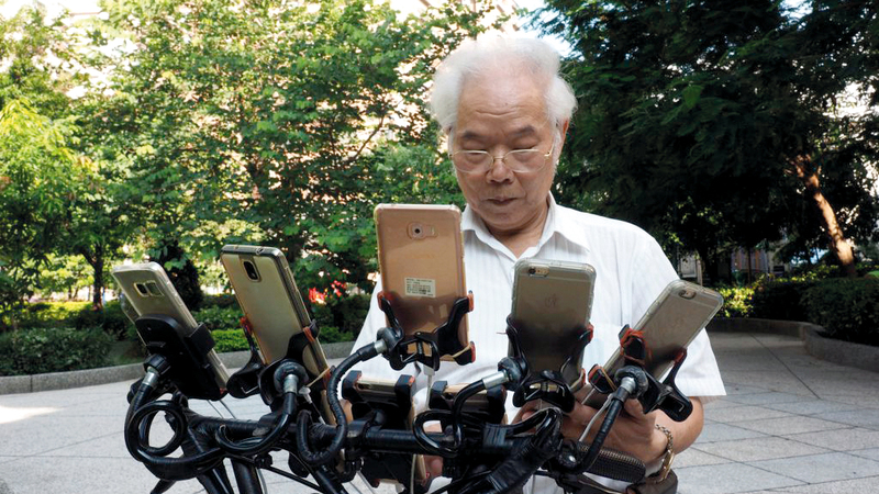 أشهر محترفي مطاردة الـ «بوكيمون» في العالم سبعيني من تايوان