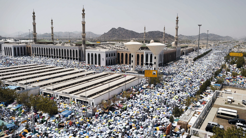 «الرقابة الغذائية» يتولى التفتيش على أماكن إعداد الوجبات الغذائية للحجاج. أ.ف.ب