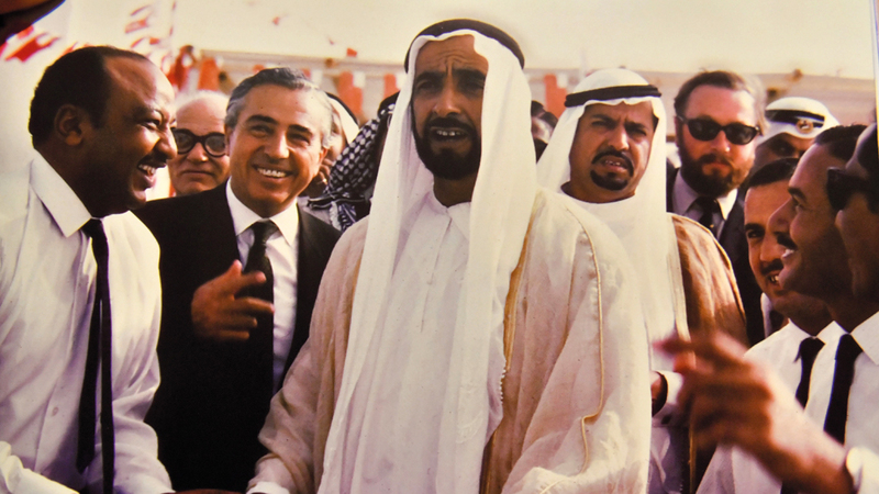 الشيخ زايد خلال افتتاح خط أنابيب توريد المياه العذبة من منطقة الساد إلى أبوظبي. من المصدر