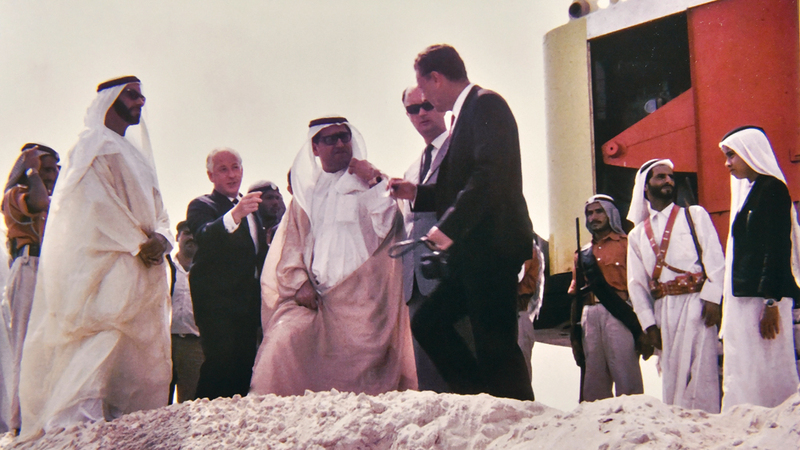 الشيخ زايد كان حريصاً على متابعة عملية البناء في مختلف المشروعات من الصفر. من المصدر