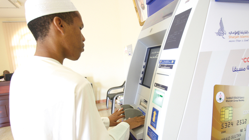 أصحاب الهمم يجدون صعوبات عند استخدام أجهزة الصراف الآلي. تصوير: مصطفى قاسمي