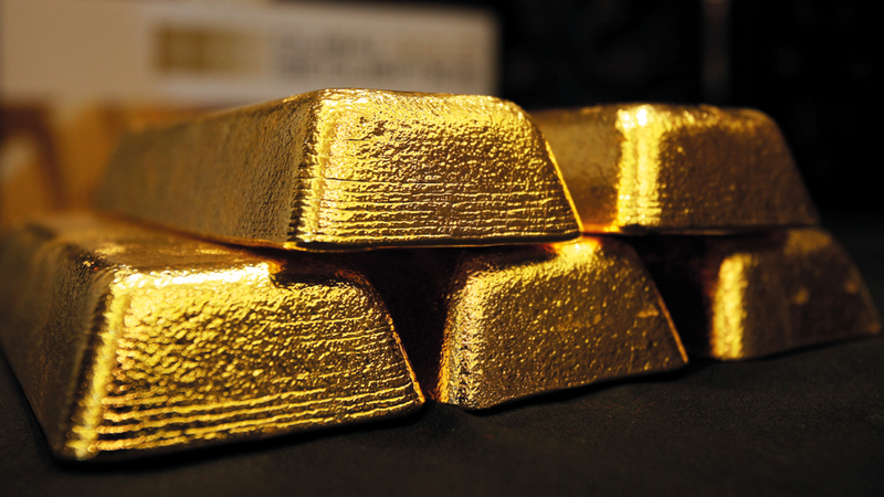 الذهب يتراجع.. والمستثمرون يلجؤون إلى الدولار ملاذاً آمناً