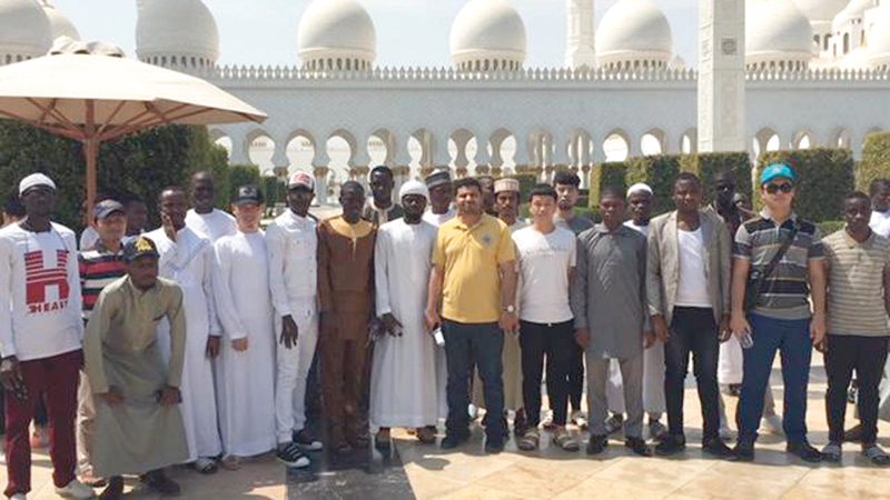 وفد من طلاب «القاسمية» يزور جامع زايد الكبير في أبوظبي