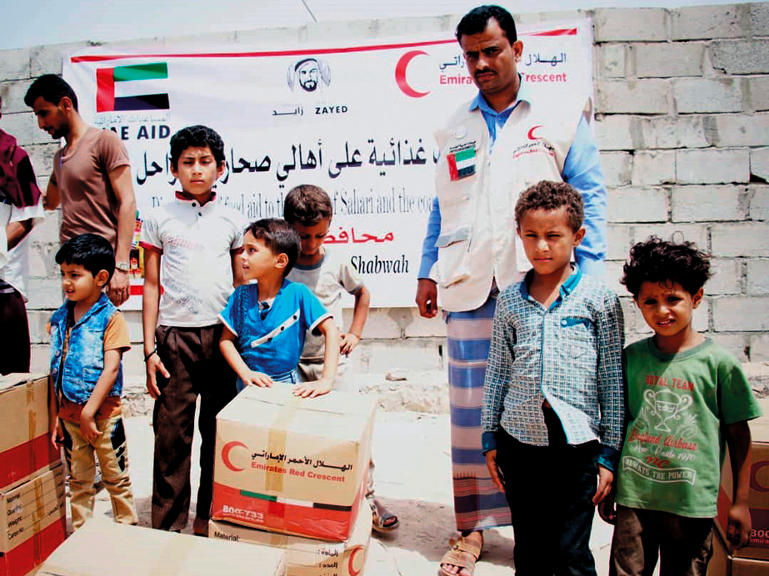 «الهلال الأحمر».. جهود دؤوبة  دعماً للأسر اليمنية