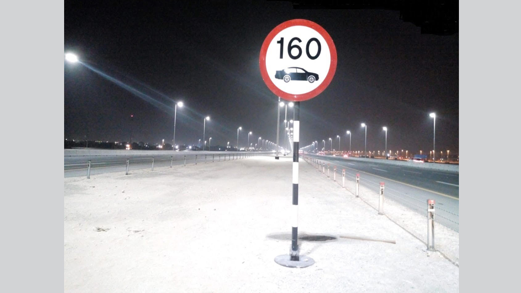 استبدال 4096 لوحة مرورية لتحديد السرعات الجديدة في أبوظبي وضواحيها