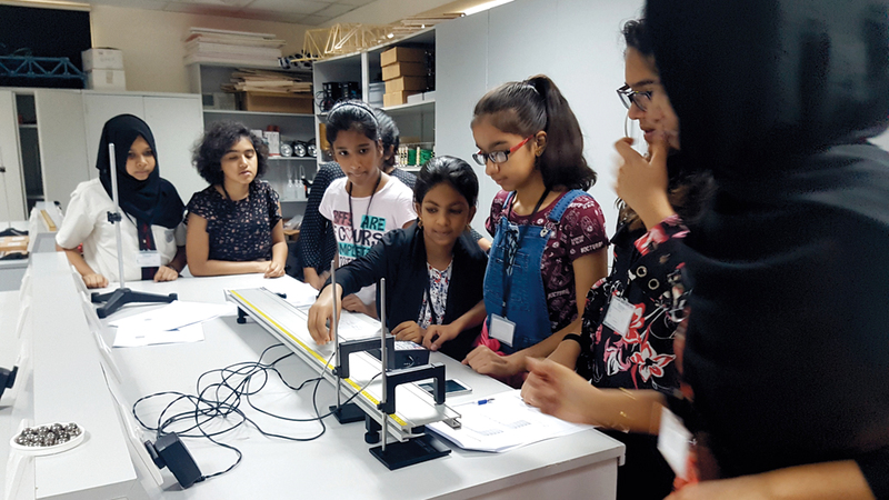 24 طالبة يستكشفن «العلوم» في «ولونغونغ دبي»