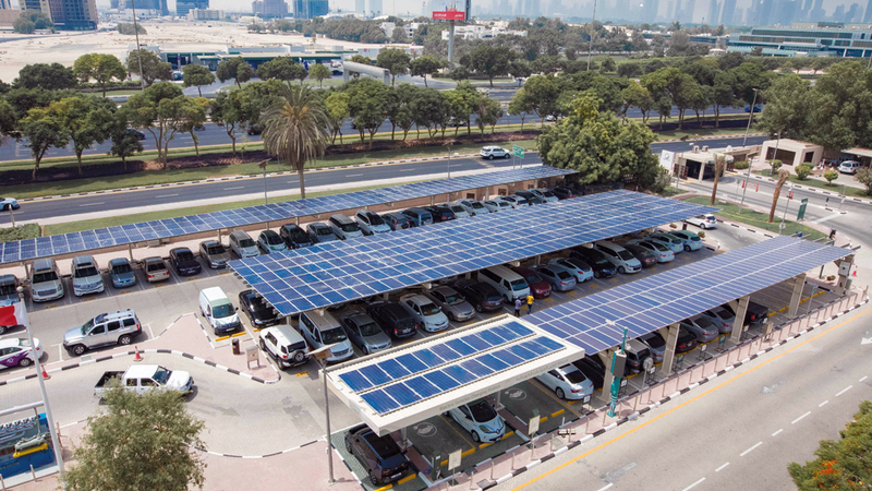 «كهرباء دبي» تشغل نظام الطاقة الشمسية في موقفين للسيارات