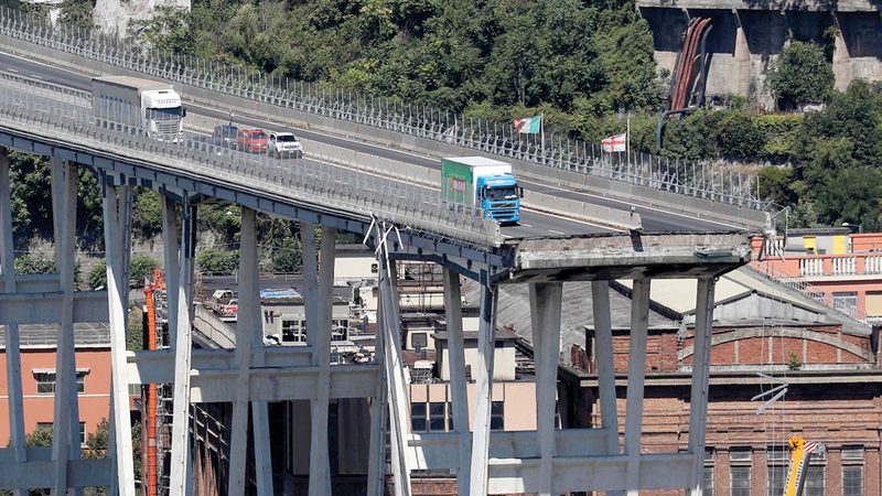 جسر مدينة جنوة بإيطاليا عقب السقوط المروّع. أ.ف.ب