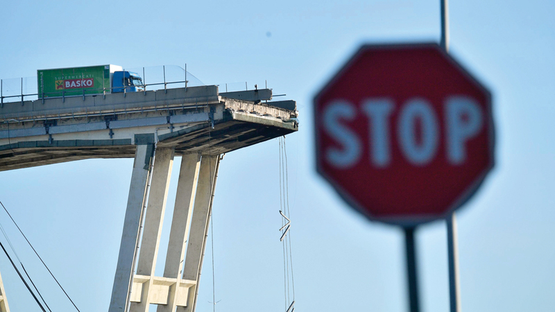شاحنة تقف على حافة الجسر بعد نجاة سائقها. إي.بي.إيه