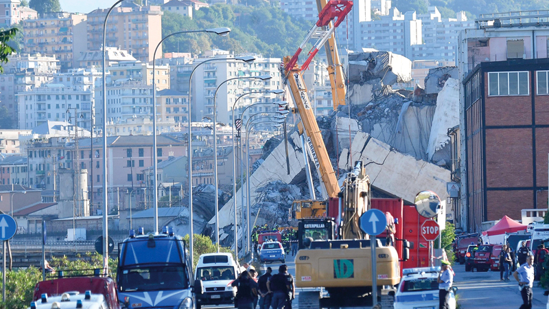 منظر عام لجسر موراندي المنهار بعد يوم من وقوع الكارثة في جنوى. إي.بي.إيه