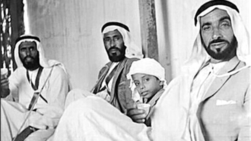 الشيخ زايد كان يسعد بتلبية طلب كل من يلجأ إليه. أرشيفية