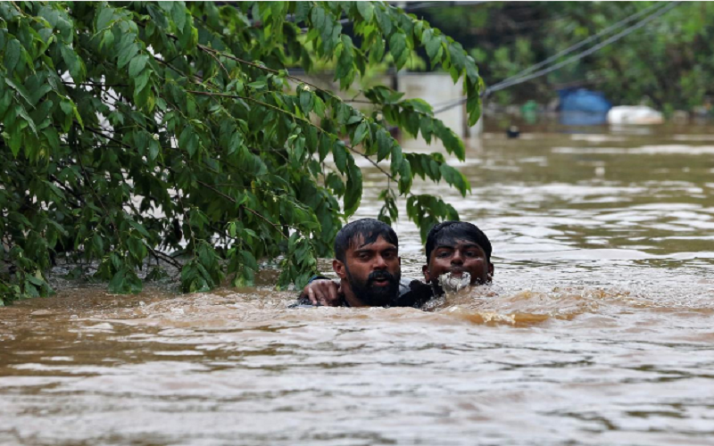 مقتل العشرات في أسوأ فيضانات منذ قرن تضرب كيرالا الهندية