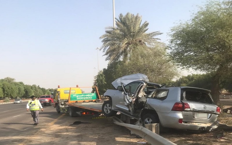 إصابة مواطن بحادث اصطدام مركبة بحواجز على شارع أبوظبي العين