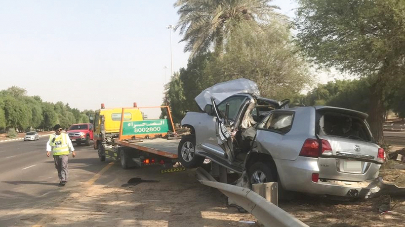 إصابة مواطن باصطدام مركبة بحواجز في أبوظبي
