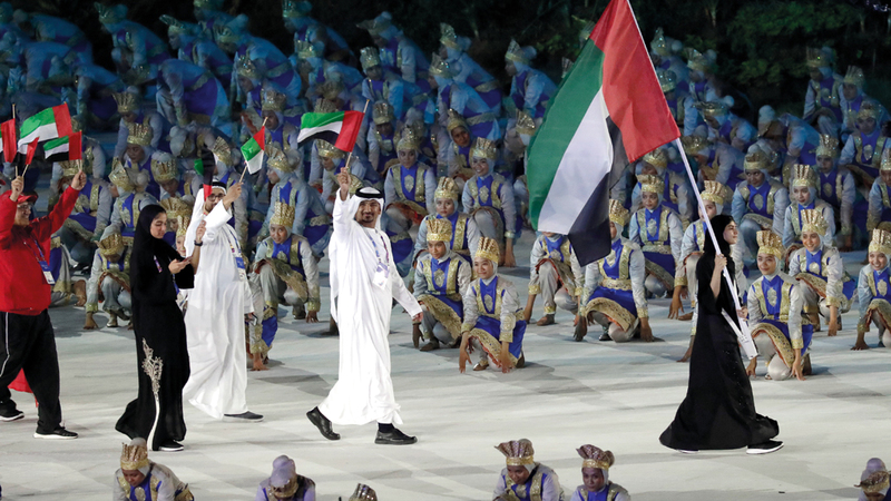 وفد الإمارات خلال مشاركته في حفل الافتتاح. أ.ب