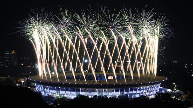 جانب من الألعاب النارية التي زينت سماء جاكرتا أمس خلال حفل الافتتاح. أ.ف.ب