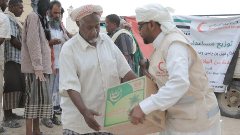 «الهلال» توزع مساعدات غذائية في حضرموت والدريهمي